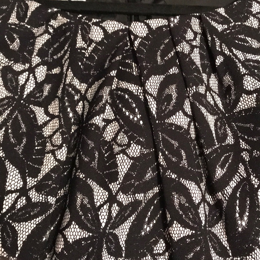 London’s Times Lace Dress - Picture 8 of 8